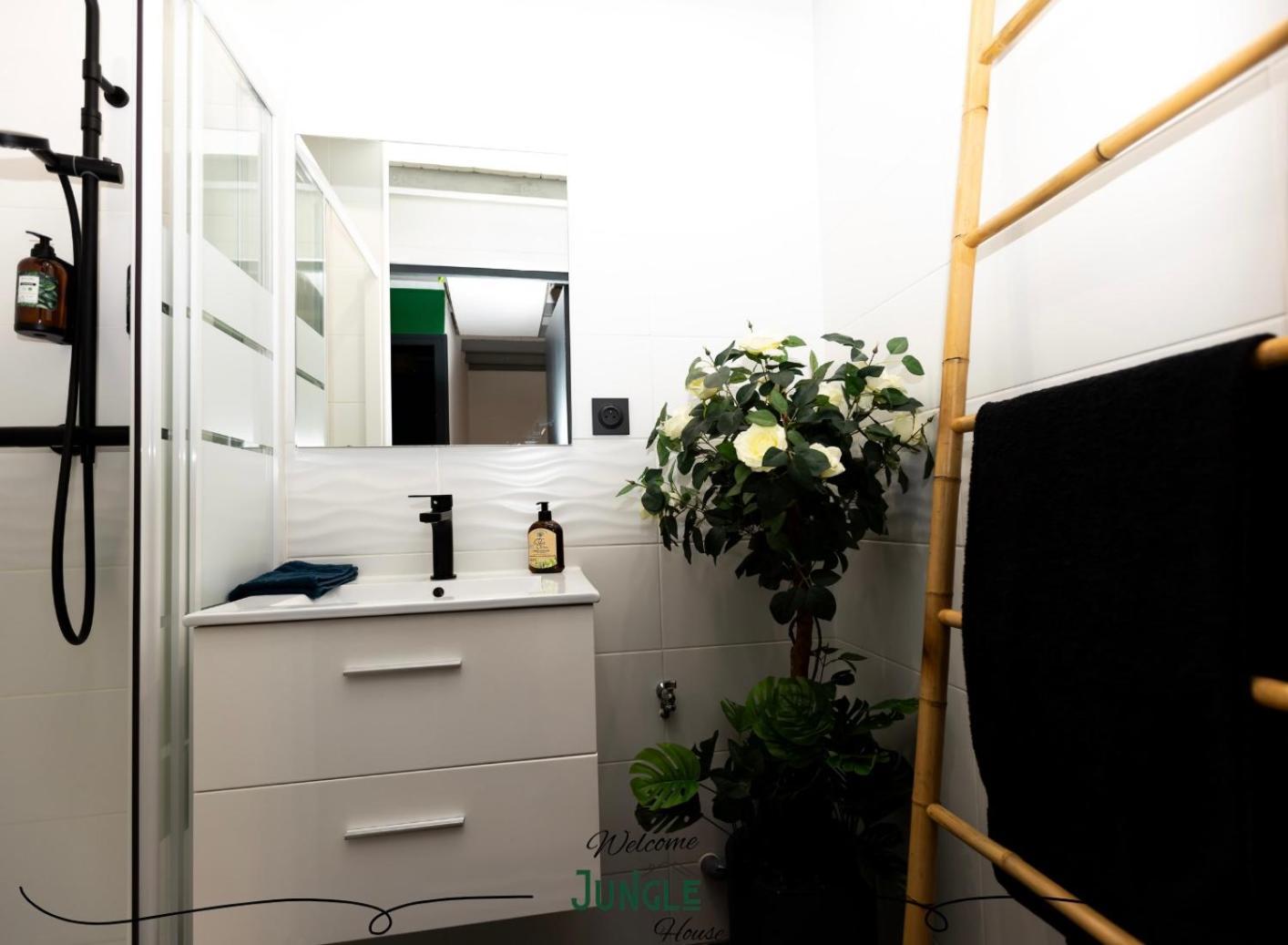 Maison "Jungle House" 90 M2 Billard, Retroprojecteur, Bar A Jeux , Vinyle, Wifi Fibre, Ideal Pro & Famille A Montbrison Exterior photo